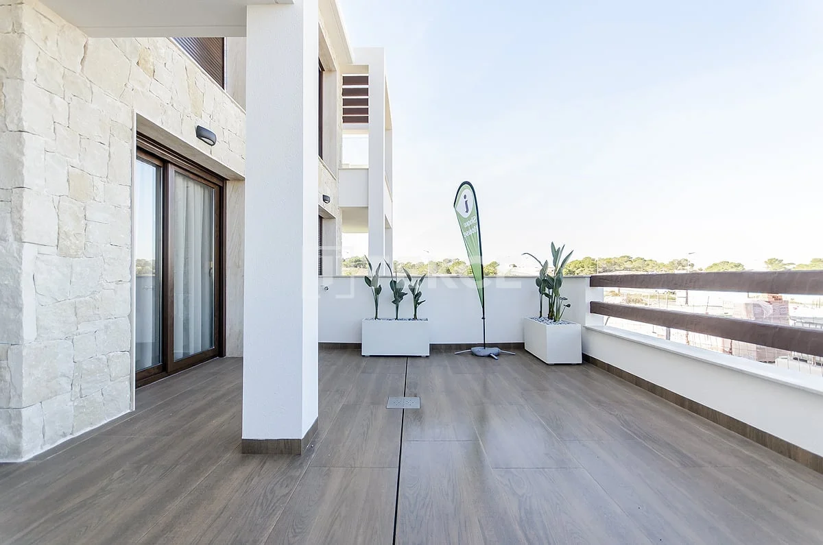 2-Bedroom Penthouse with Terrace and Lake View in Torrevieja, photo 2