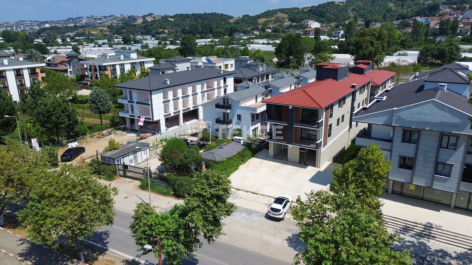 440 m² Commercial Space with Terrace and Parking in Yalova