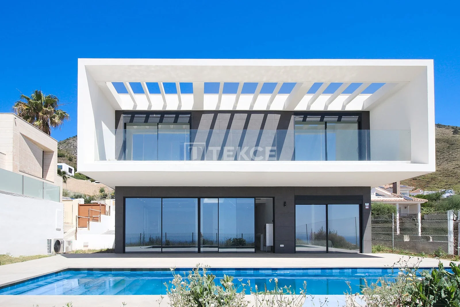 4-Bedroom Villa with Private Pool and Sea View in Benalmadena
