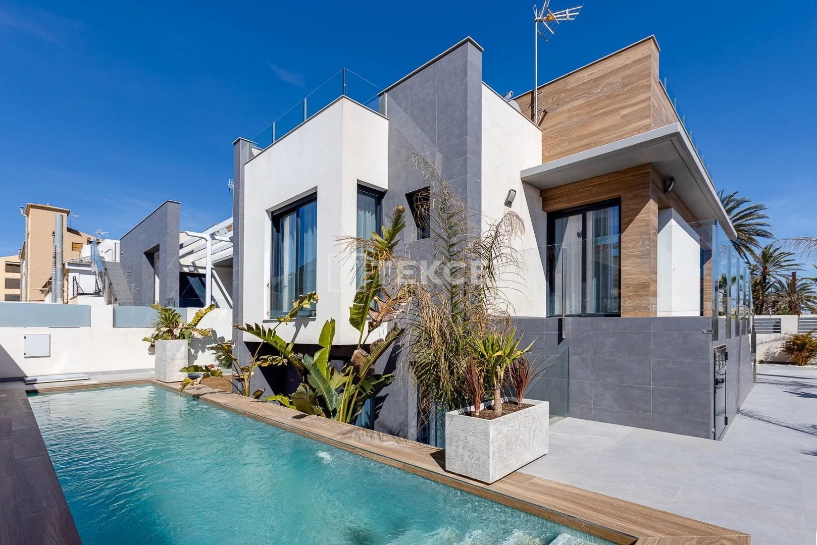4-Bedroom Villa with Private Pool 1 km from the Sea in Torrevieja, photo 2