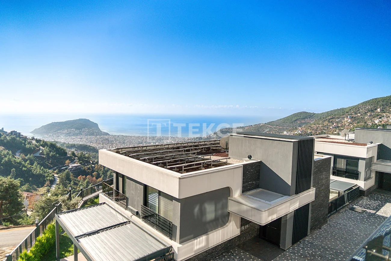 5-Bedroom Villa with Sea View in Alanya