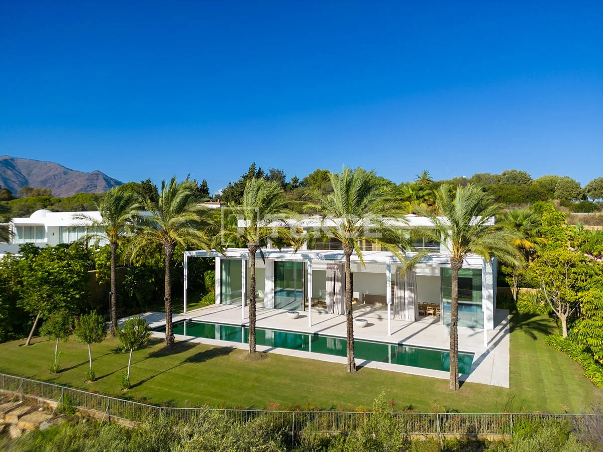5-Bedroom Villa with Golf and Sea Views in Casares, photo 3