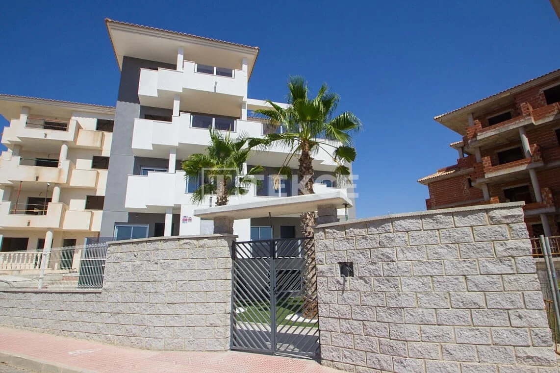 2-Bedroom Apartment with Balcony and Terrace in Villamartin, photo 3