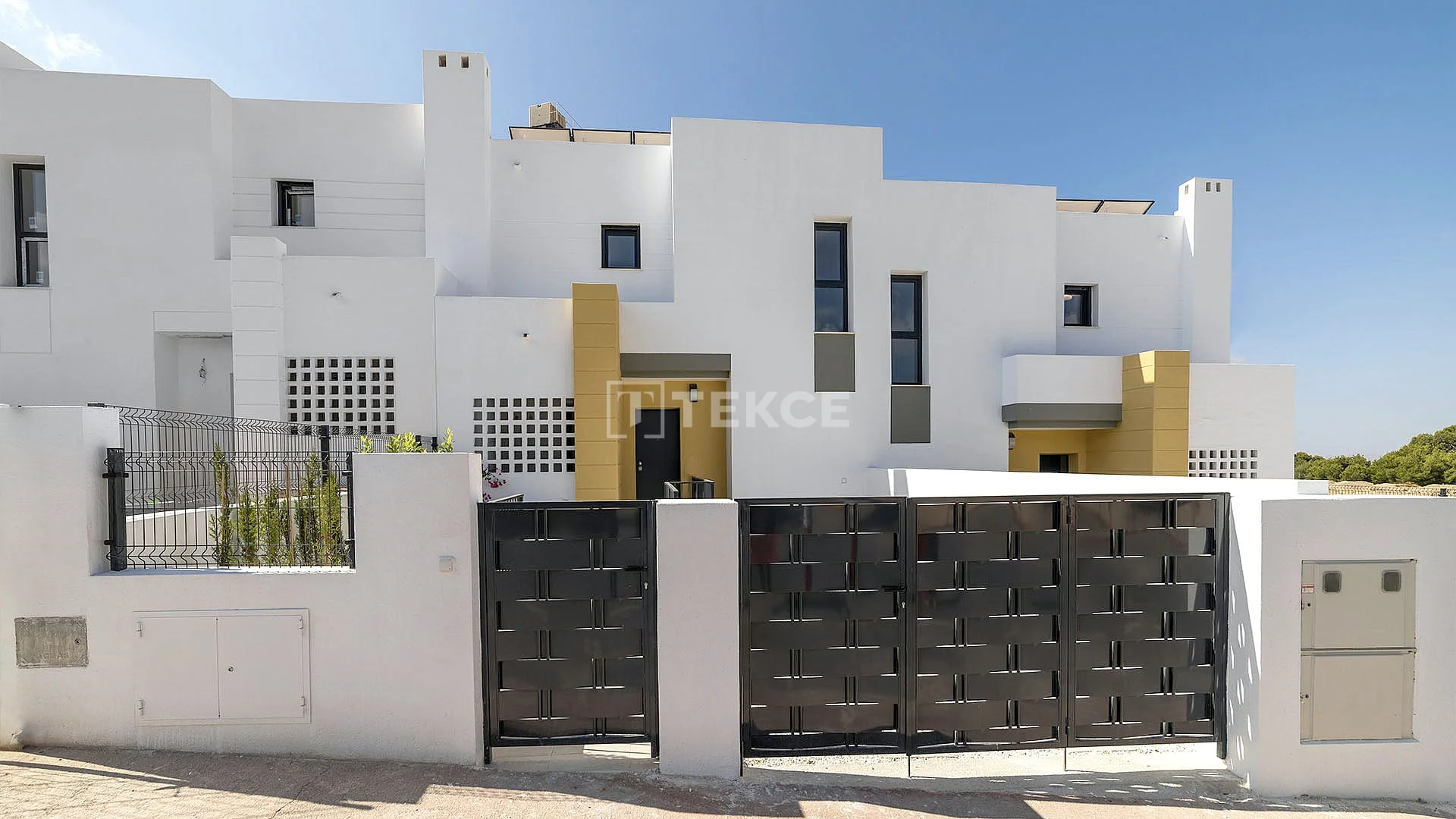 3-Bedroom Villa with Shared Pool in Alicante