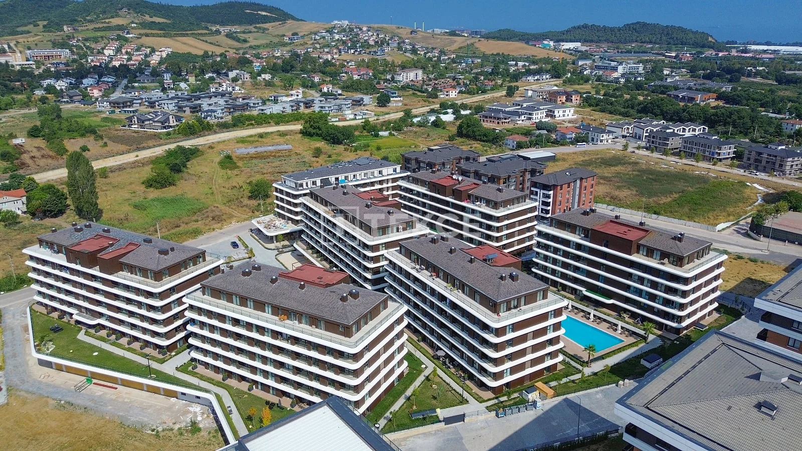 3-Bedroom Apartment with Balcony and Terrace in Yalova