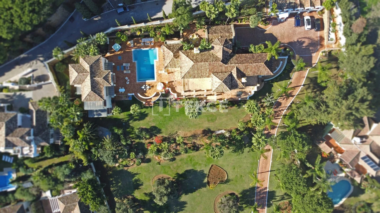 15-Bedroom Villa with Sea View and Private Pool in Benahavis, photo 3