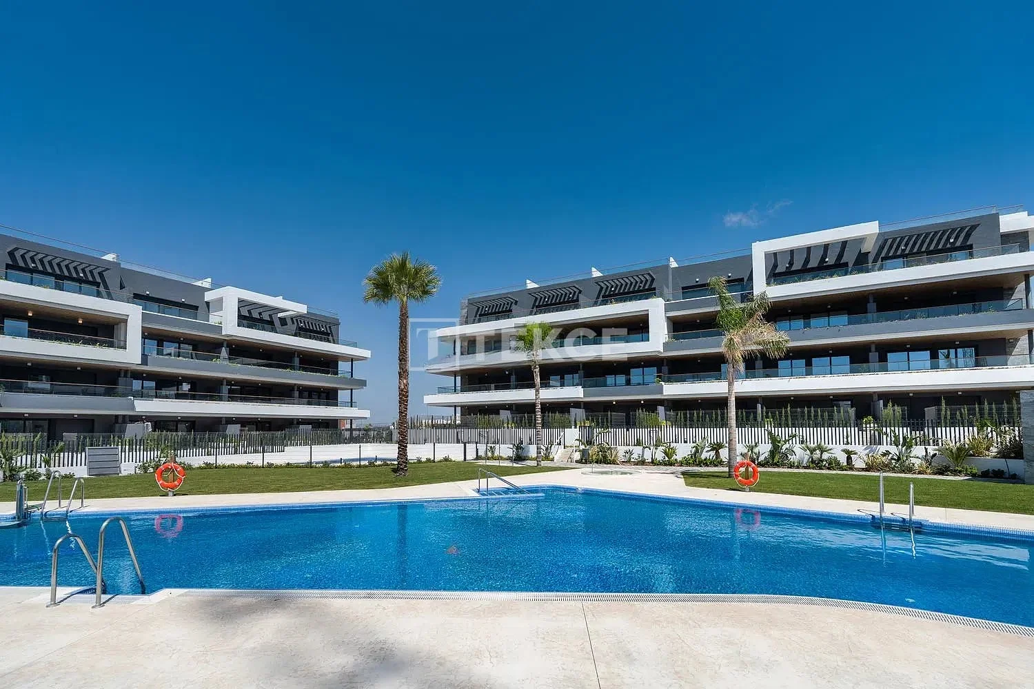 3-Bedroom Apartment with Shared Pool in Torrevieja
