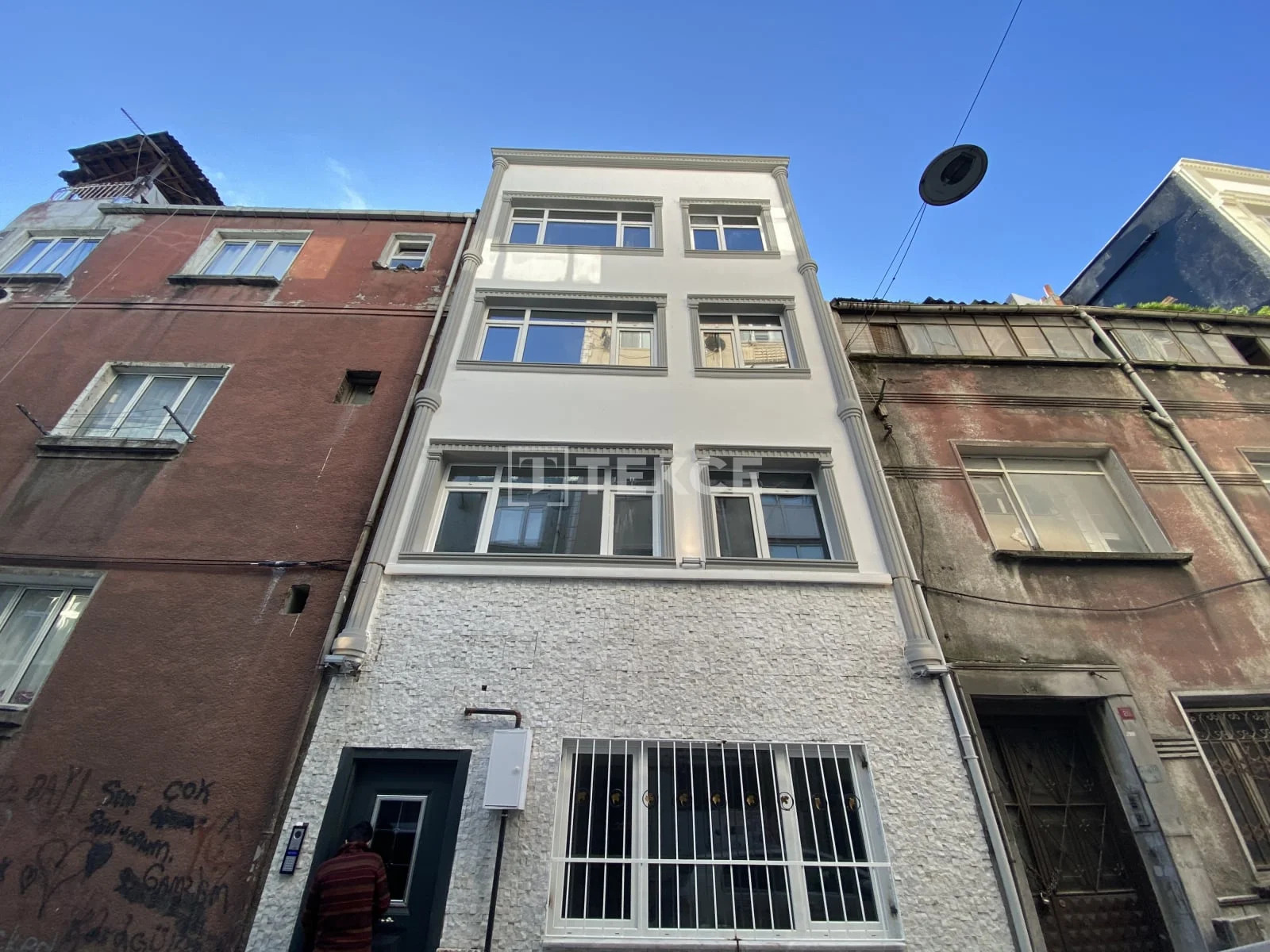 4-Story Commercial Building with Terrace in Fatih, Istanbul