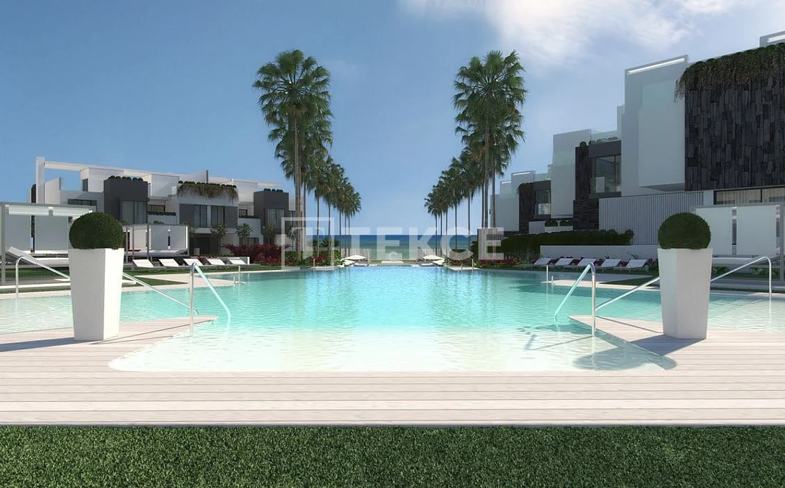 3-Bedroom Townhouse with Sea View in Estepona, photo 5
