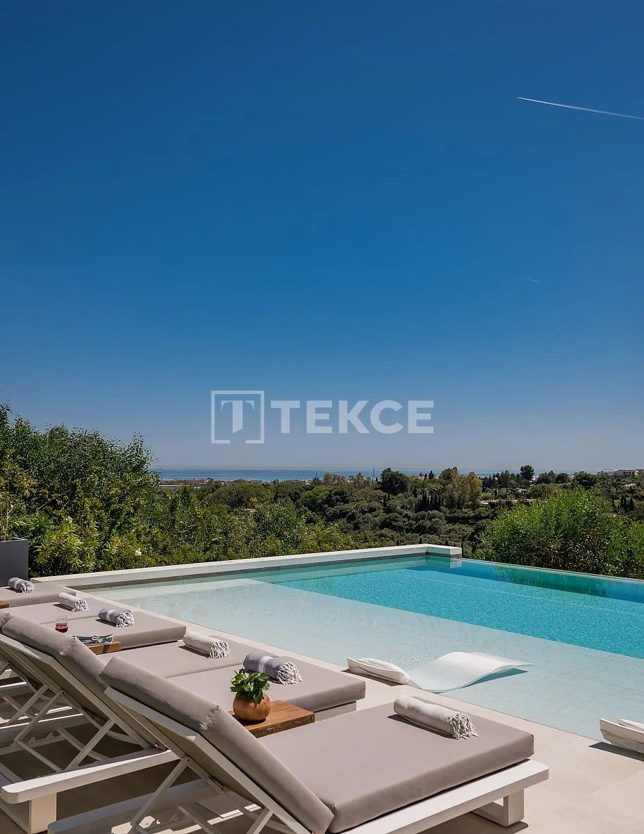 5-Bedroom Villa with Sea and Golf Course Views in Benavista