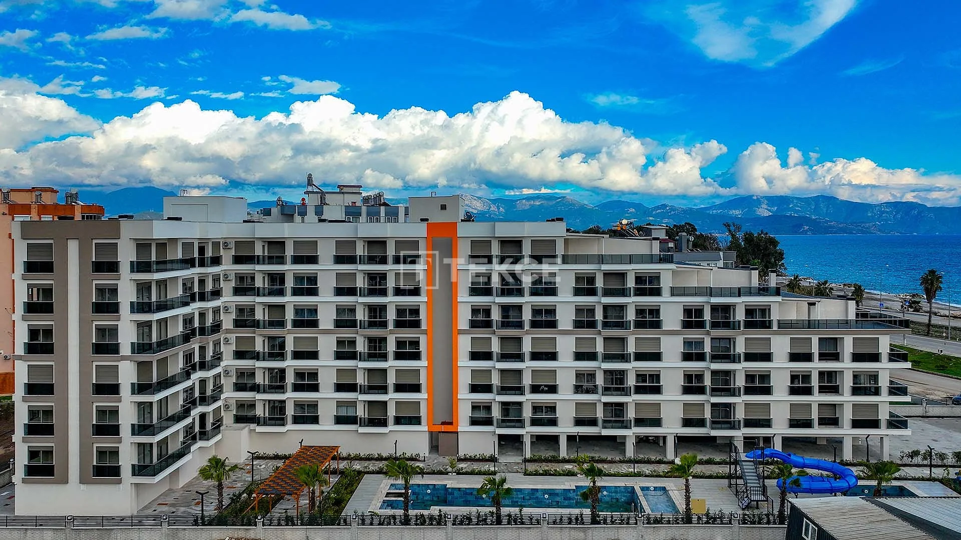 2-Bedroom Beachfront Apartment with Sea and Mountain Views in Antalya, photo 3