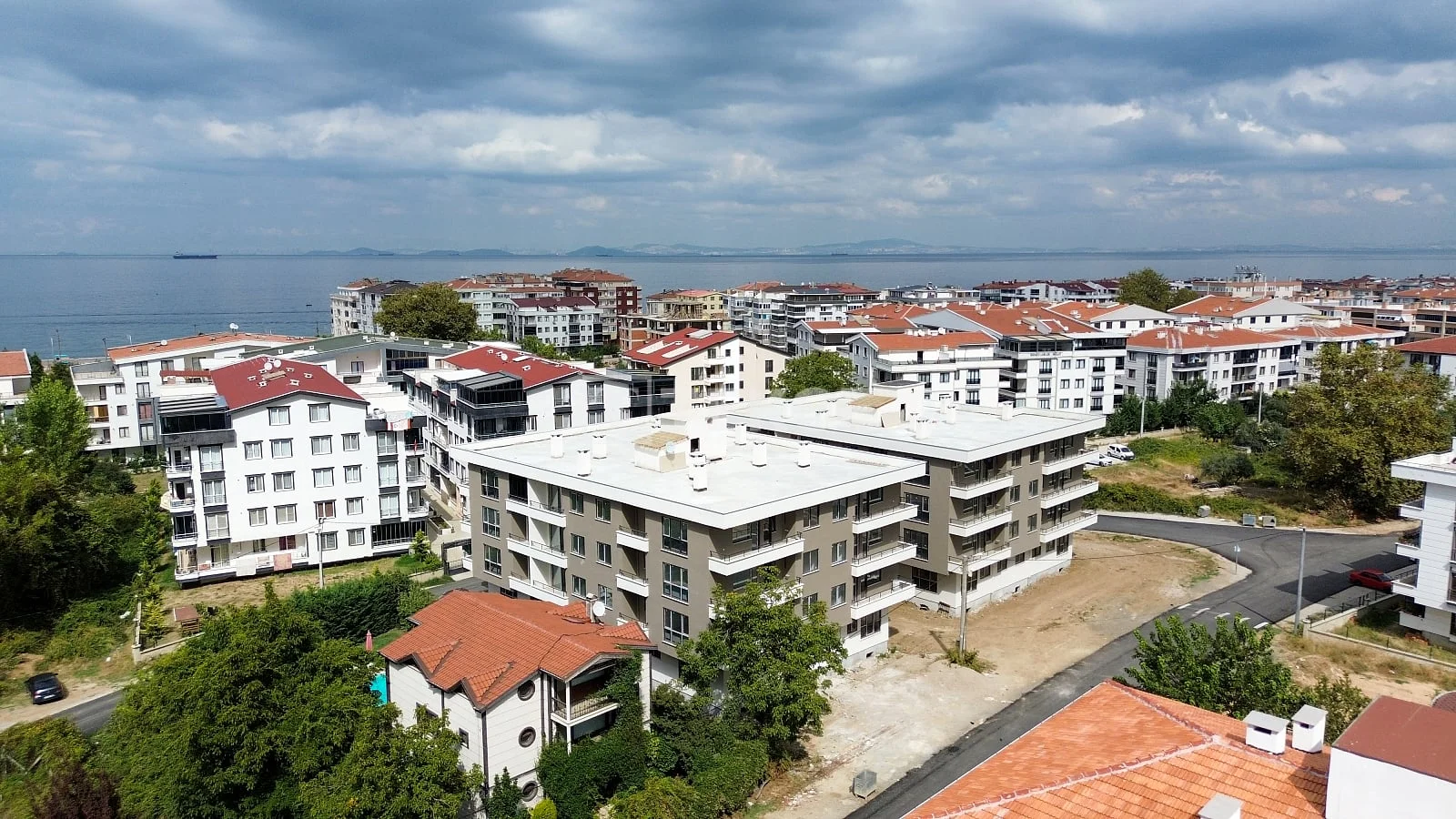 2-Bedroom Apartment with Sea and City Views in Cinarcik
