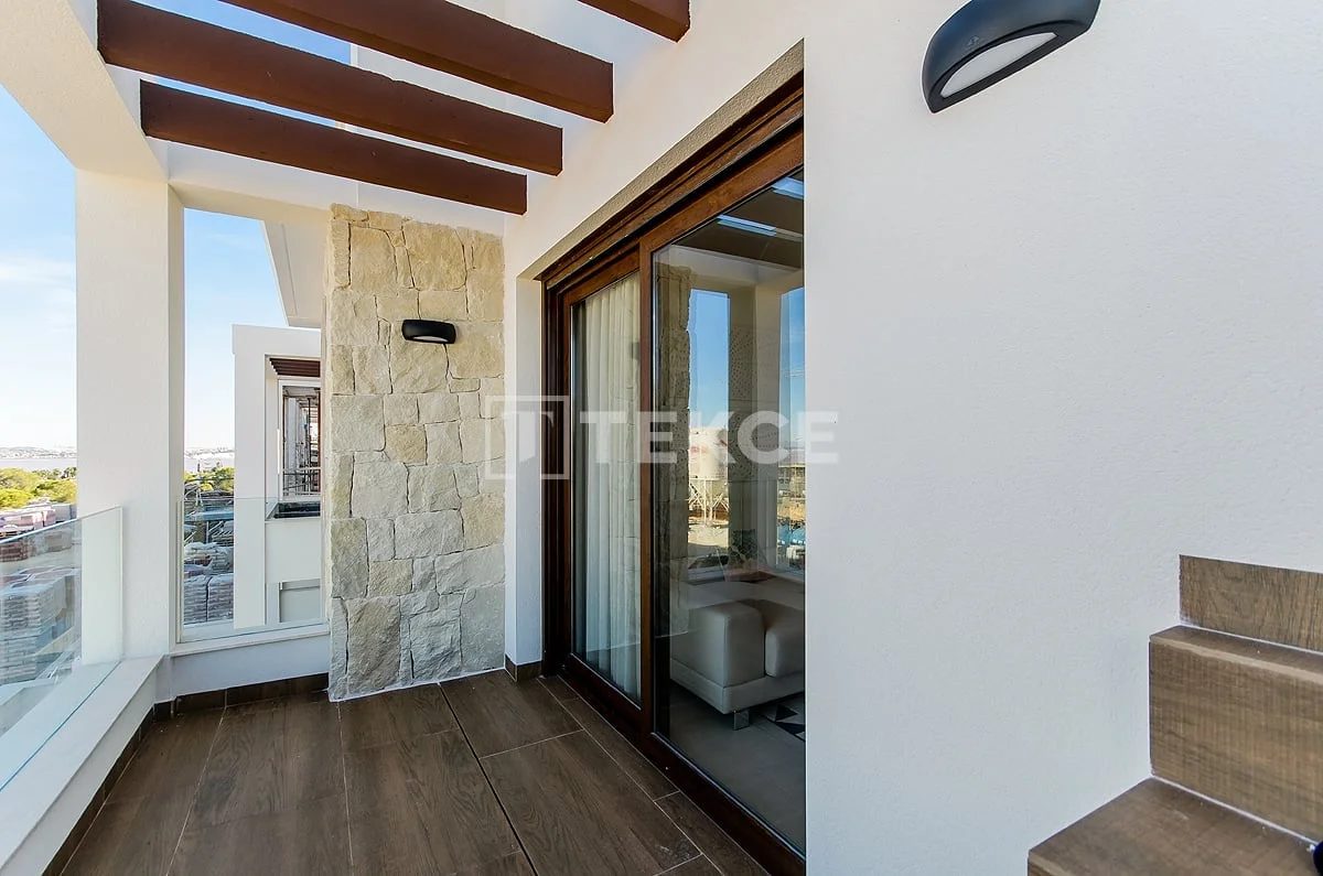 2-Bedroom Penthouse with Terrace and Lake View in Torrevieja, photo 3