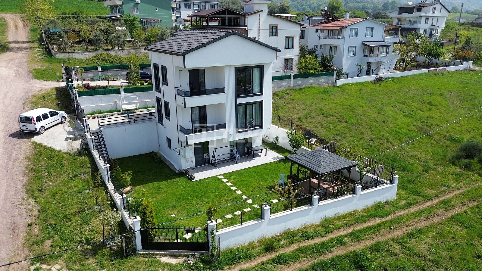 3-Bedroom Villa with Sea View and Private Garden in Yalova