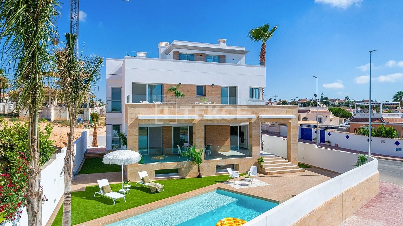 4-Bedroom Villa with Private Pool in Rojales, photo 2