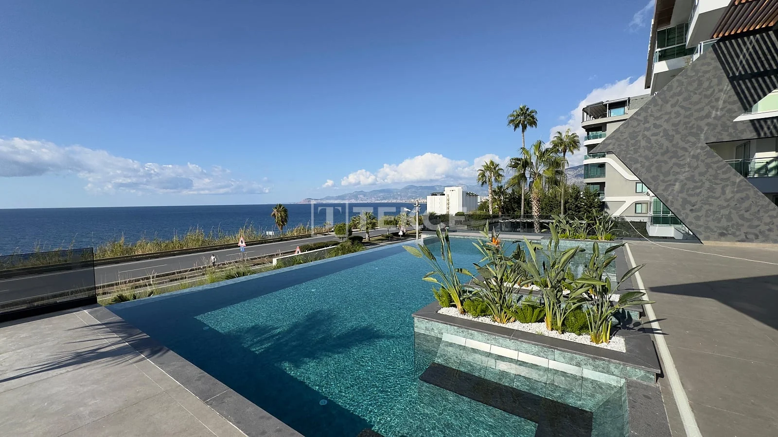 3-Bedroom Penthouse and Apartments with Sea View in Kargicak, Alanya