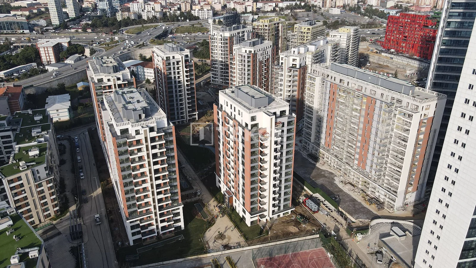 3-Bedroom Apartment with Balcony and Terrace in Kartal, Istanbul