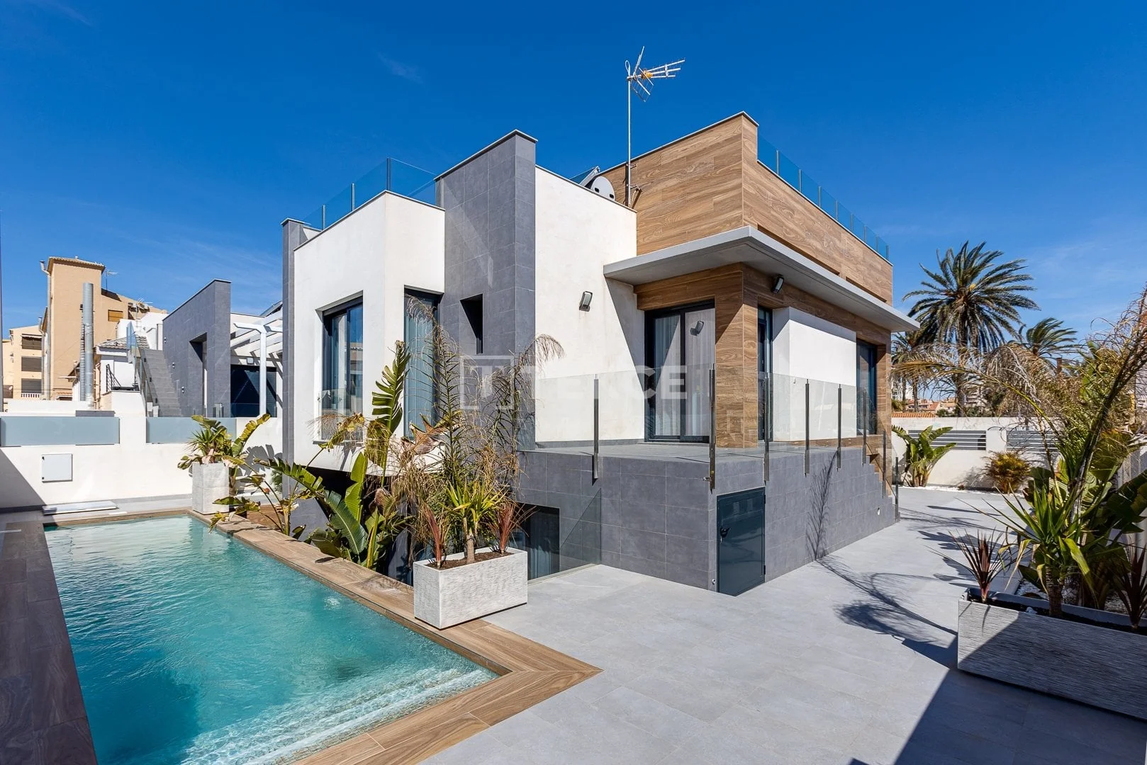 4-Bedroom Villa with Private Pool 1 km from the Sea in Torrevieja