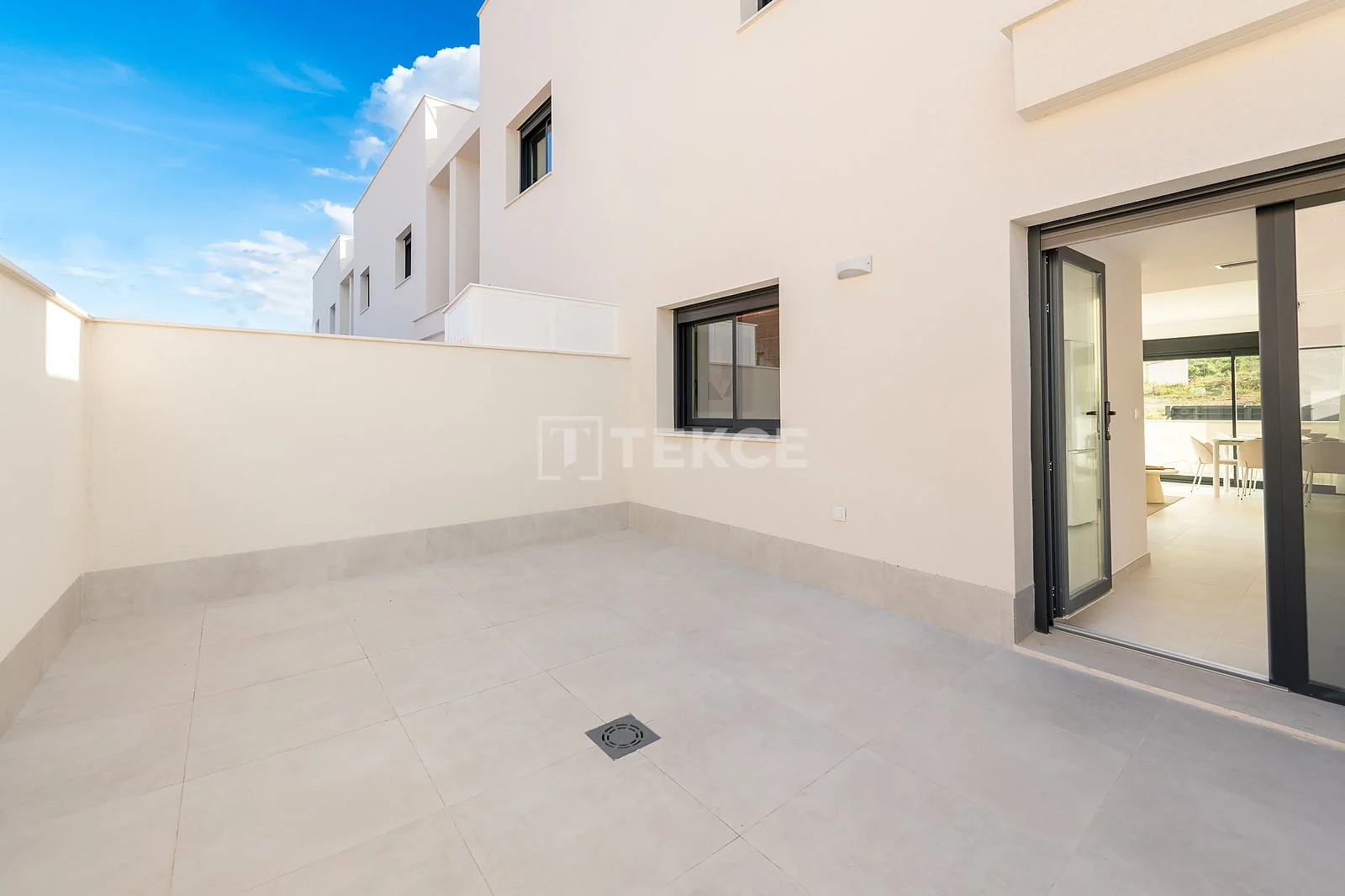 2-Bedroom Duplex Villa with Garden and Pool in Alicante, photo 4