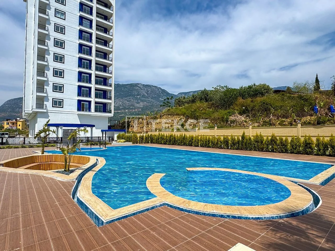 2-Bedroom Penthouse and Apartment with Sea View in Mahmutlar, Alanya