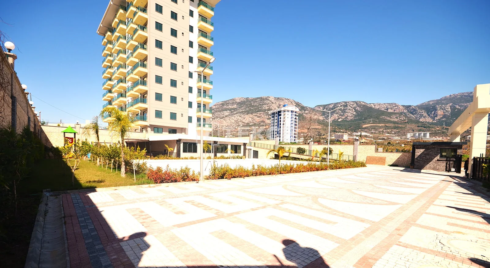 2-Bedroom Penthouse and Apartment with Sea View in Mahmutlar, Alanya