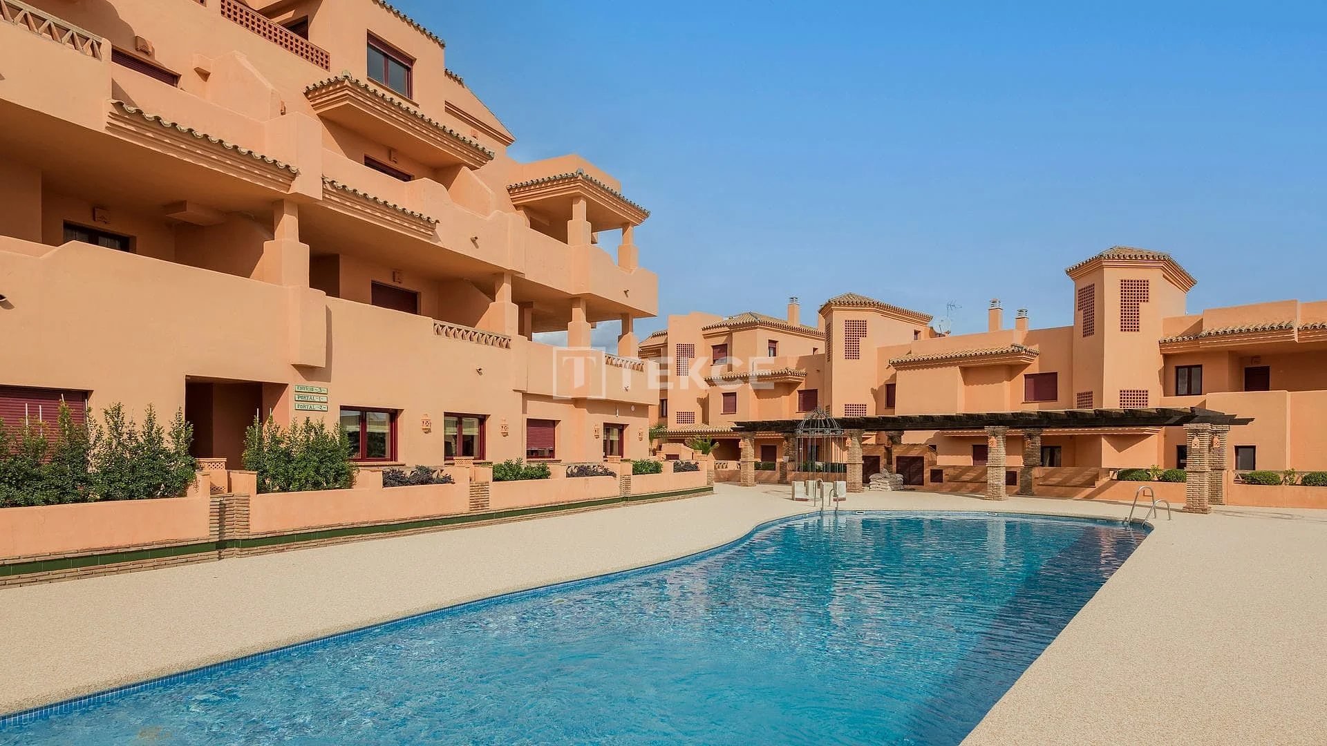 3-Bedroom Penthouse and Apartments with Shared Pool in Benahavís