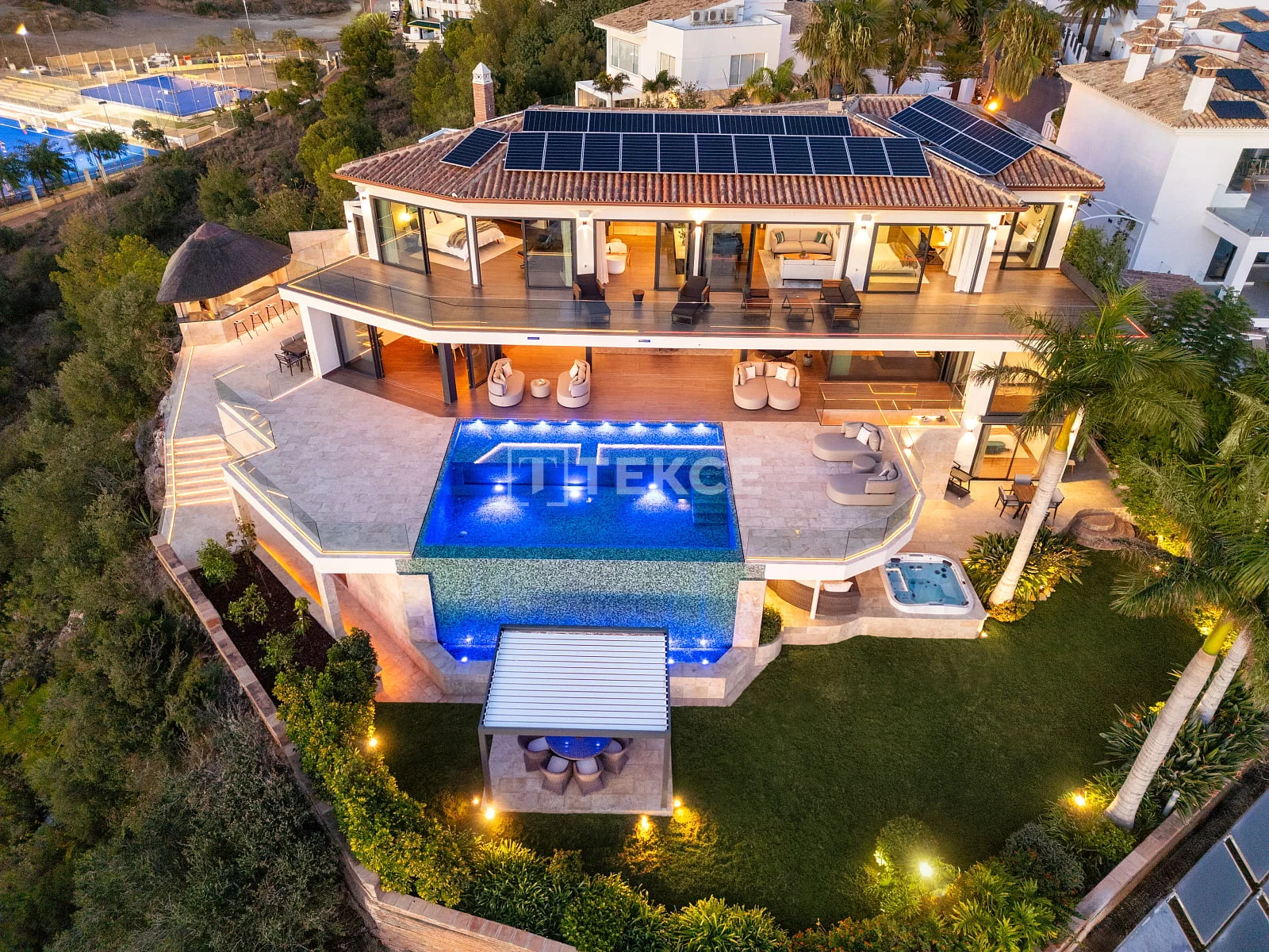 6-Bedroom Luxury Villa with Sea Views and Private Pool in Benalmadena, photo 4