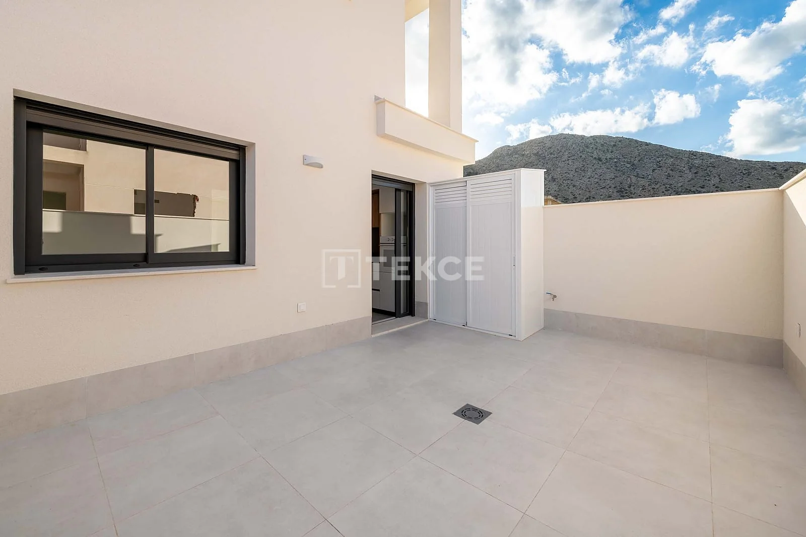 2-Bedroom Duplex Villa with Garden and Pool in Alicante, photo 3