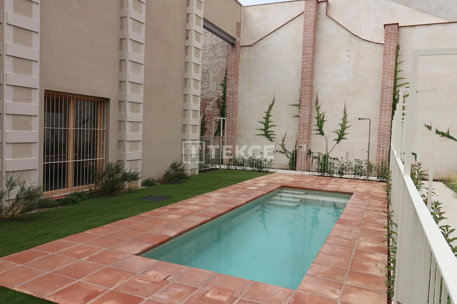 2-Bedroom Townhouse with Private Garden in Barcelona, photo 2