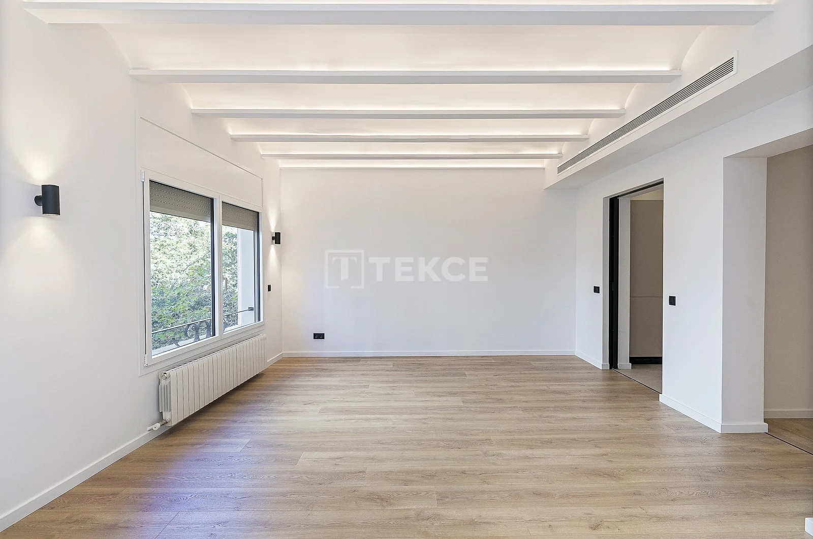 3-Bedroom Apartment with City View in Barcelona City Center, photo 2