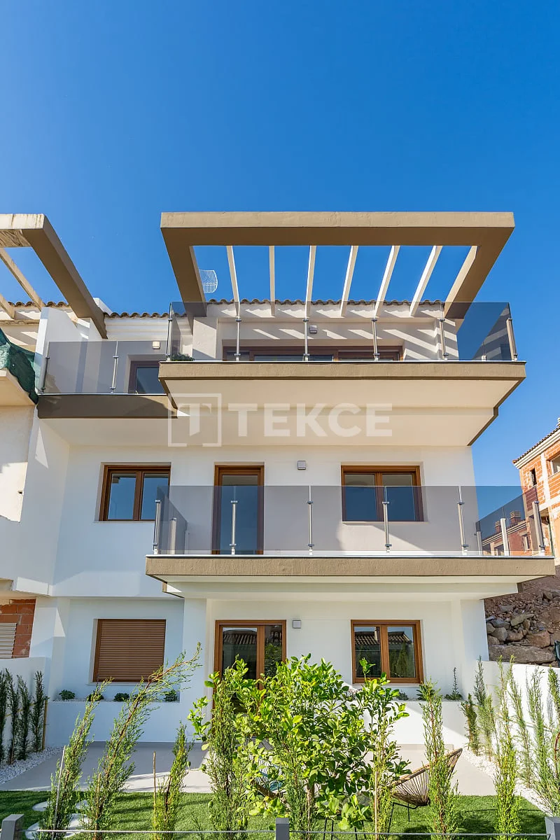 4-Bedroom Townhouse with Private Garden and Shared Pool in La Nucia, photo 2
