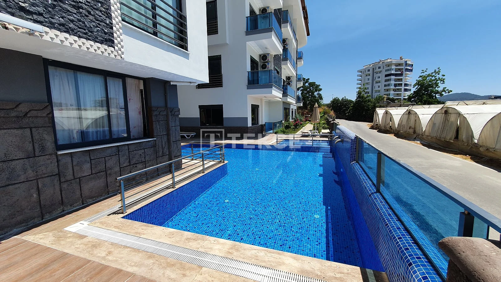 4-Bedroom (5-Room) Penthouse and Apartment with Sea View in Mahmutlar, Alanya