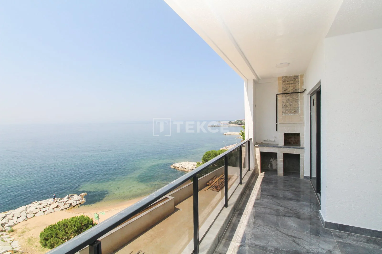 3-Bedroom Apartment with Sea and City Views in Armutlu