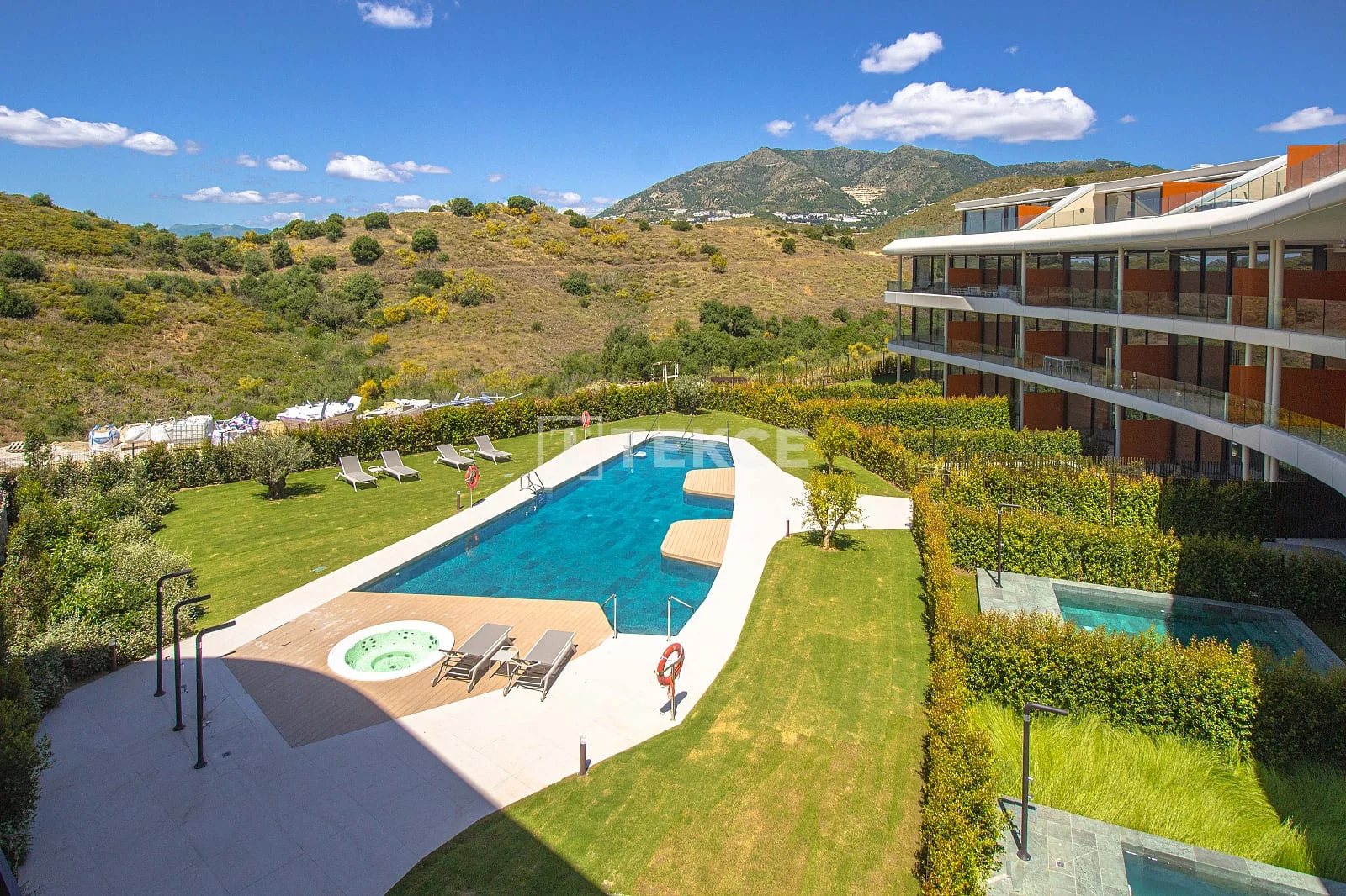3-Bedroom Apartment with Jacuzzi and Sea View in Fuengirola