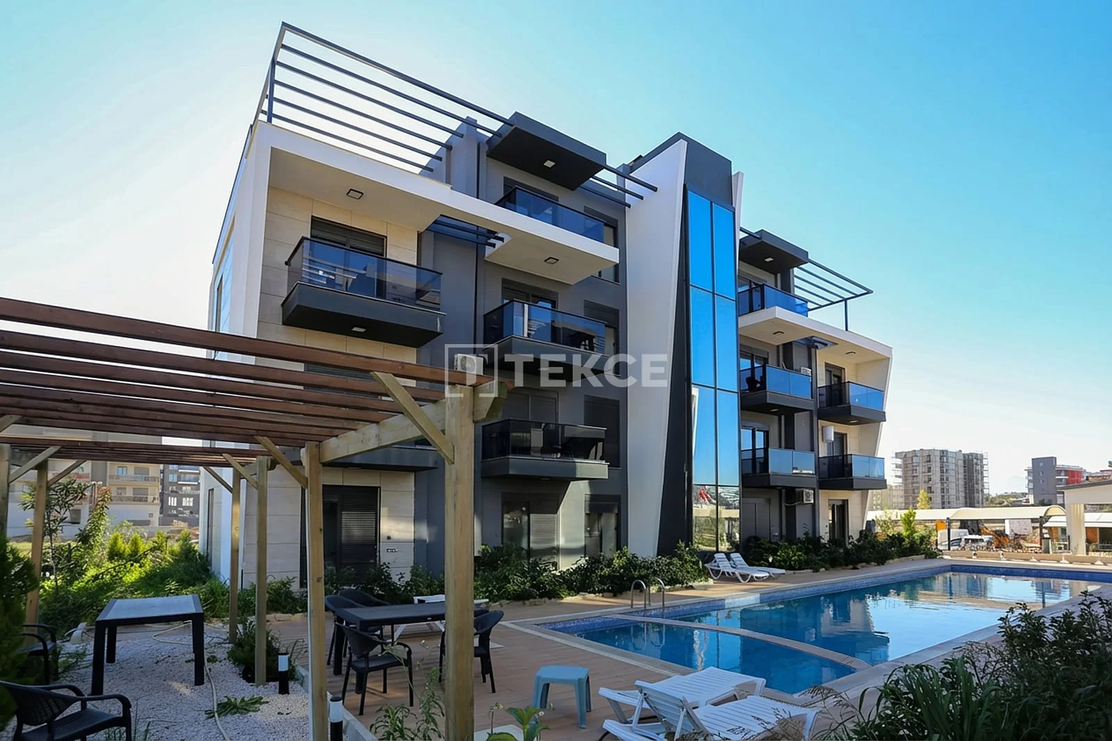 17-Room Commercial Complex with Pool in Aksu, Antalya