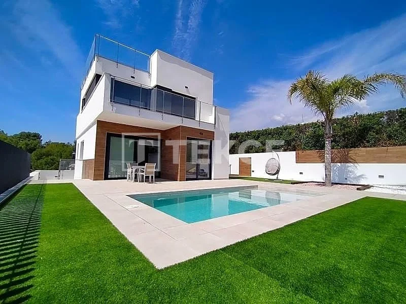 3-Bedroom Villa with Private Pool and Sea View in La Nucia