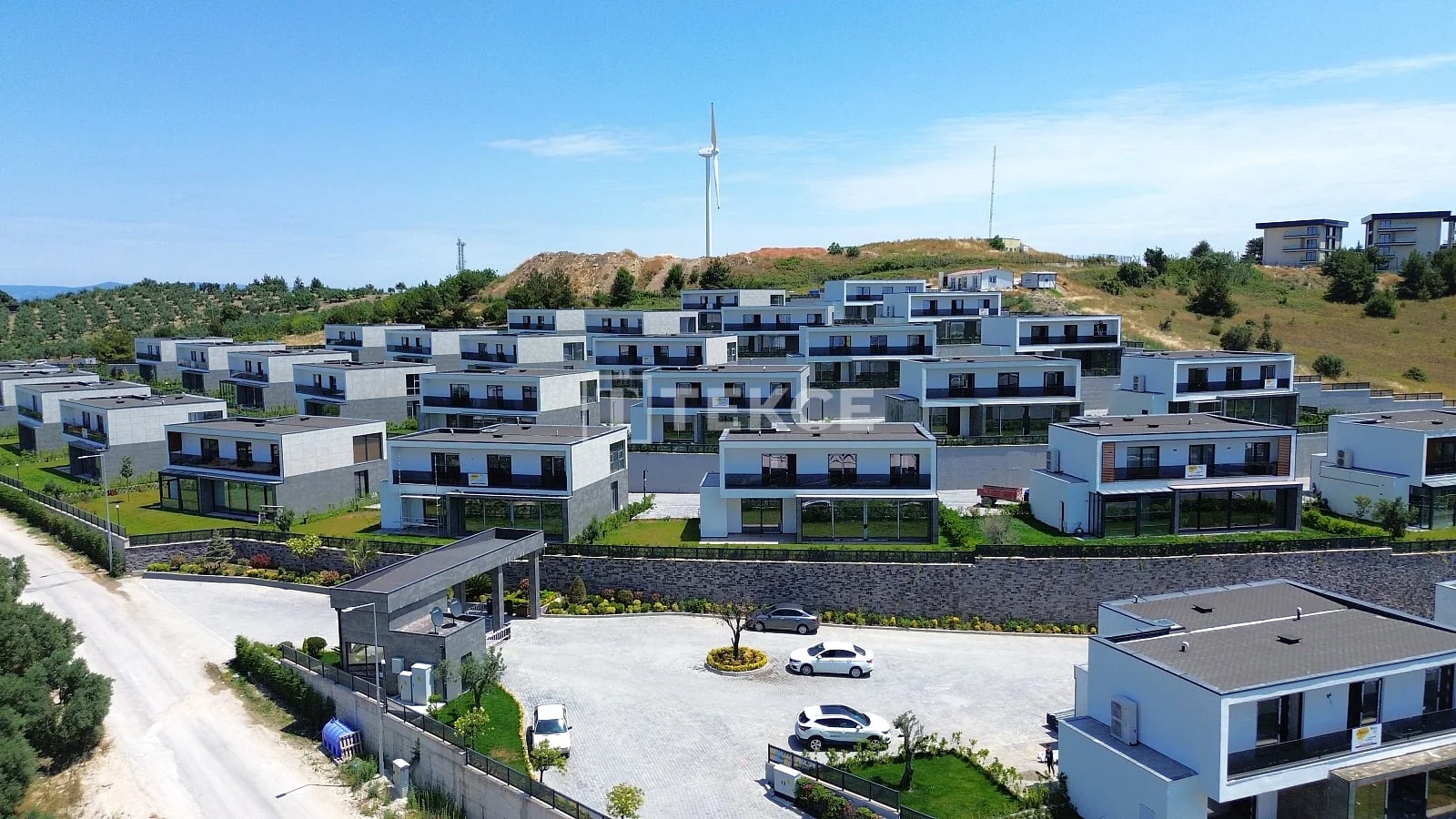 4-Bedroom Villa with Private Garden and Mountain Views in Mudanya