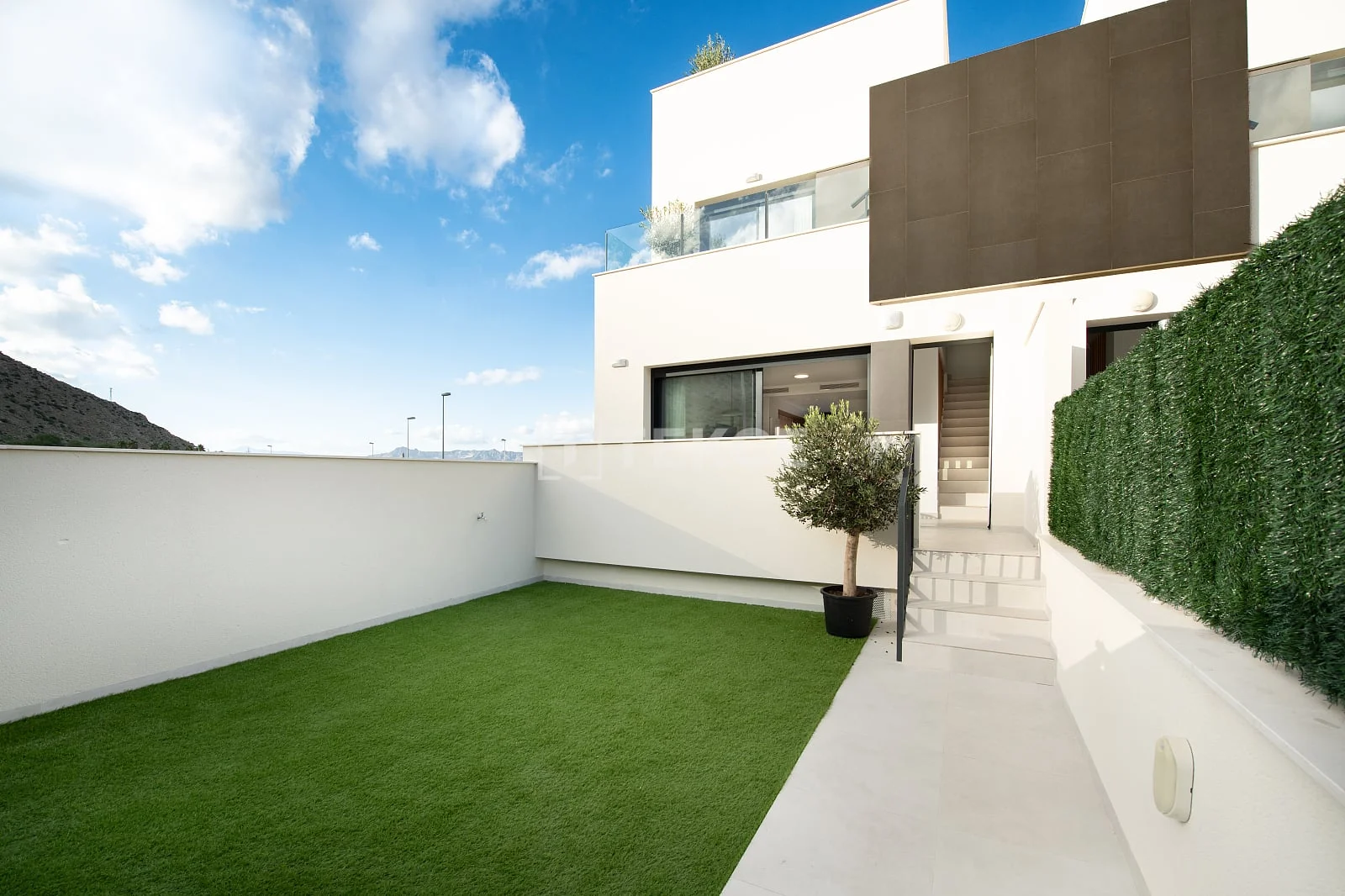 3-Bedroom Townhouse with Garden and Terrace in Alicante