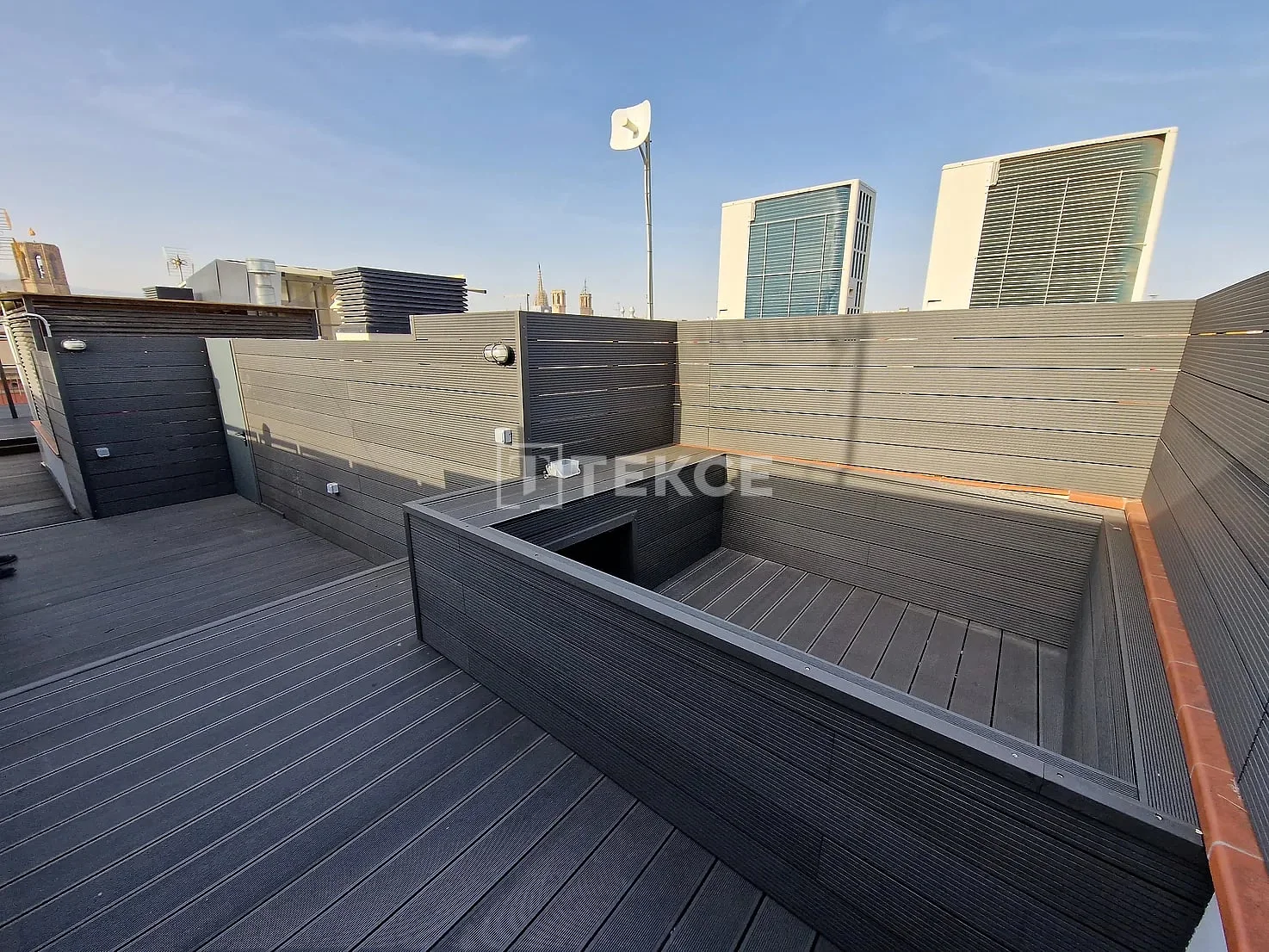 2-Bedroom Penthouse with City View in Barcelona, photo 3