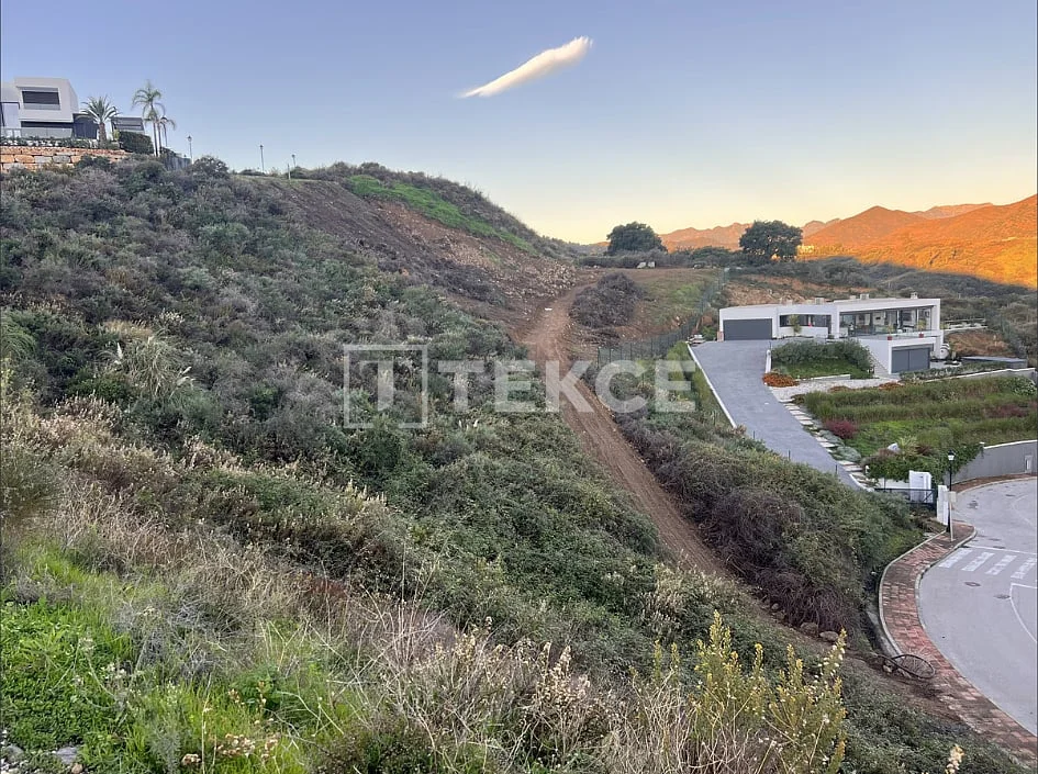 5-Bedroom Villa with Private Pool and Golf Course Views in Mijas, photo 3