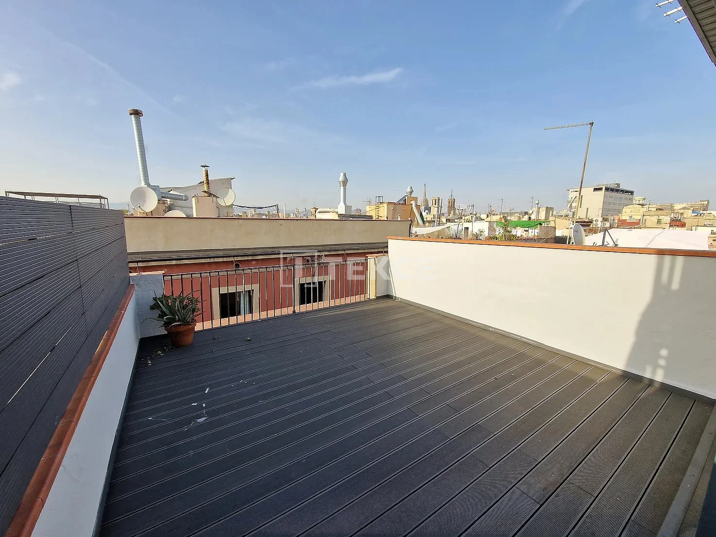 2-Bedroom Penthouse with City View in Barcelona, photo 2