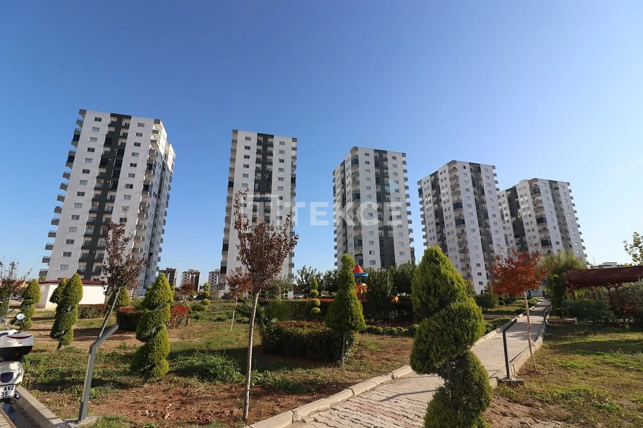 3-Bedroom Apartment with City and Nature Views in Mersin