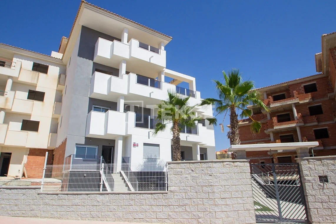 2-Bedroom Apartment with Balcony and Terrace in Villamartin, photo 5