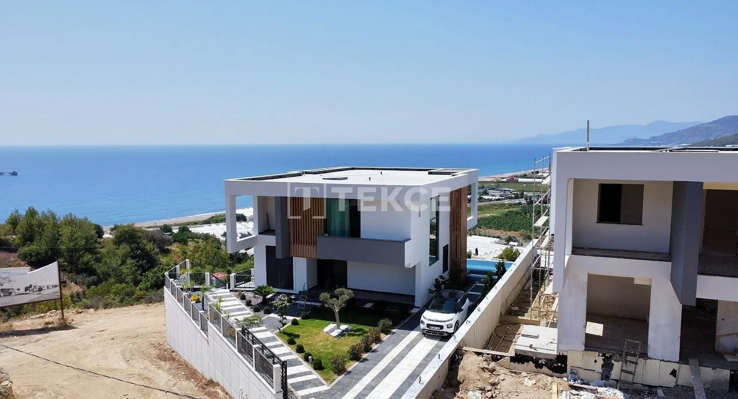 4-Bedroom Villa with Private Pool and Sea Views in Alanya
