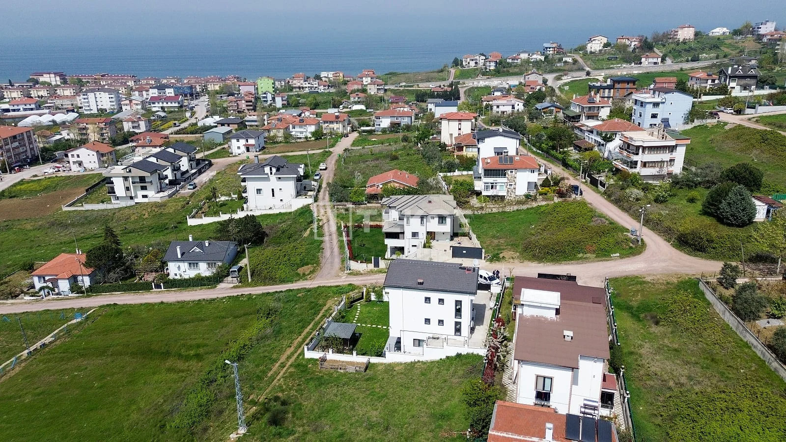 Трёхэтажная вилла с видом на море и собственным садом в Ялове, фото 3