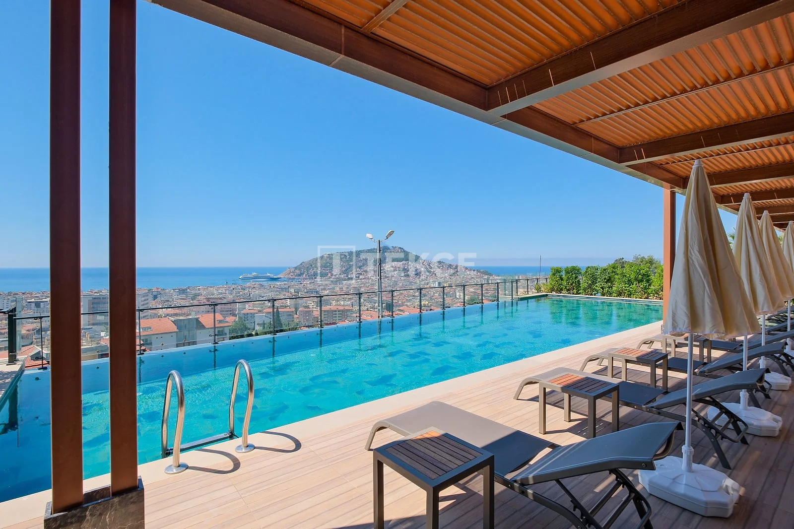 4-Bedroom Apartment with Private Pool and Sea View in Alanya