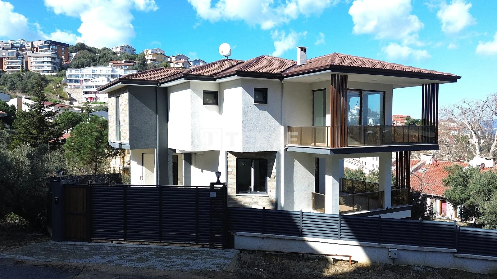 4-Bedroom Villa with Private Pool and Sea View in Mudanya