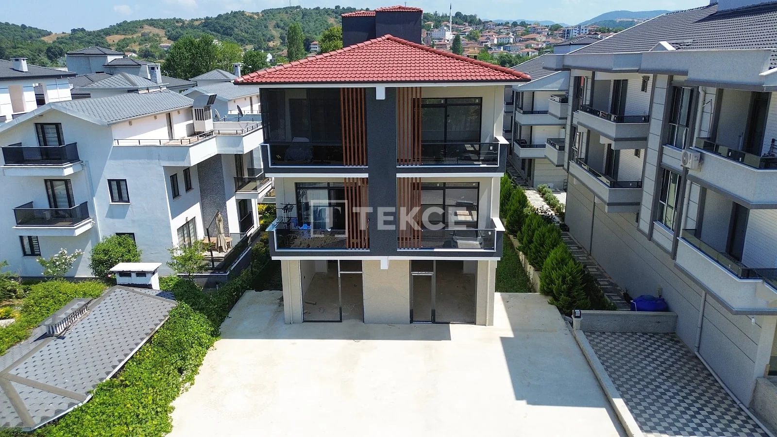 Коммерческое помещение 440 м² в Ялове с террасой и парковкой, фото 2