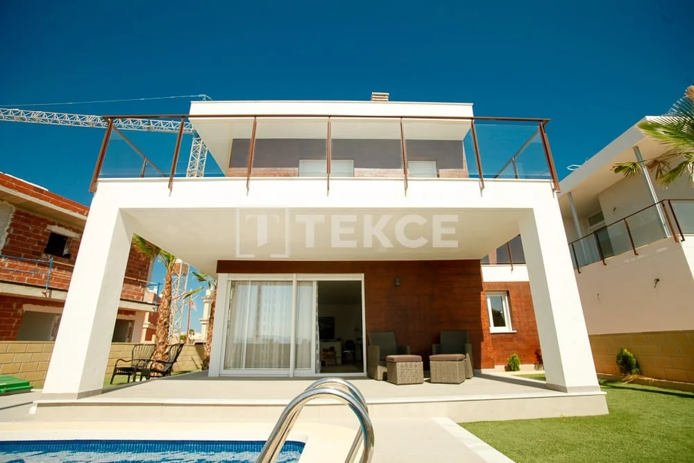 4-Bedroom Villa with Private Pool and Garden in Santa Pola, photo 3