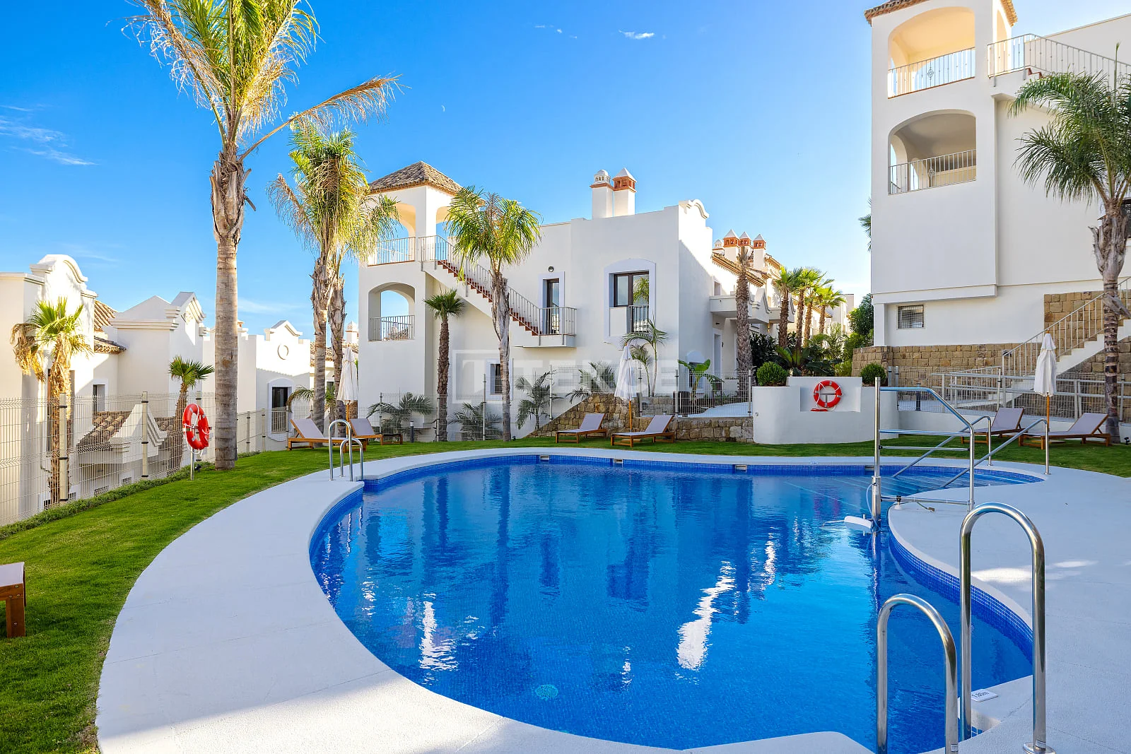 3-Bedroom Townhouse with Sea and Golf Course Views in Estepona, photo 5